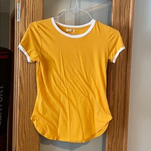 Mustard t-shirt juniors medium womens